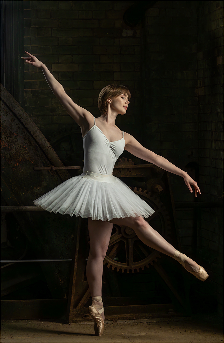 JULIA EN POINT by George Pearson